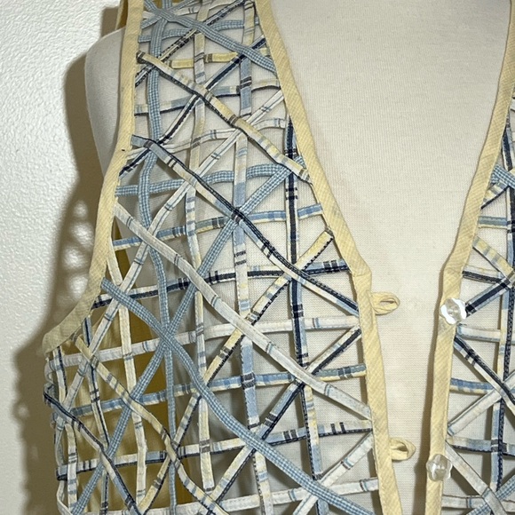 Geometric Patterned Cutout Vest - Picture 2 of 3